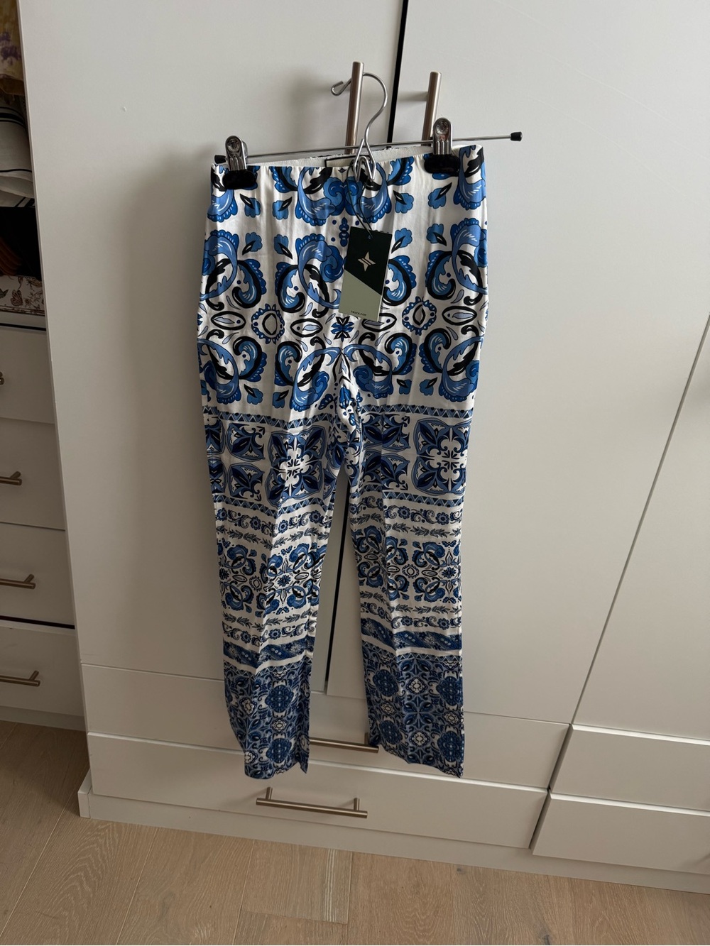 Tuckernuck Blue and White Floral-Scroll side zipper Pants

NWT never worn